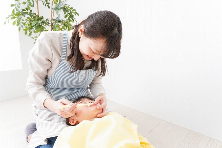 歯が生えてきたら仕上げ磨きを毎日行いましょう