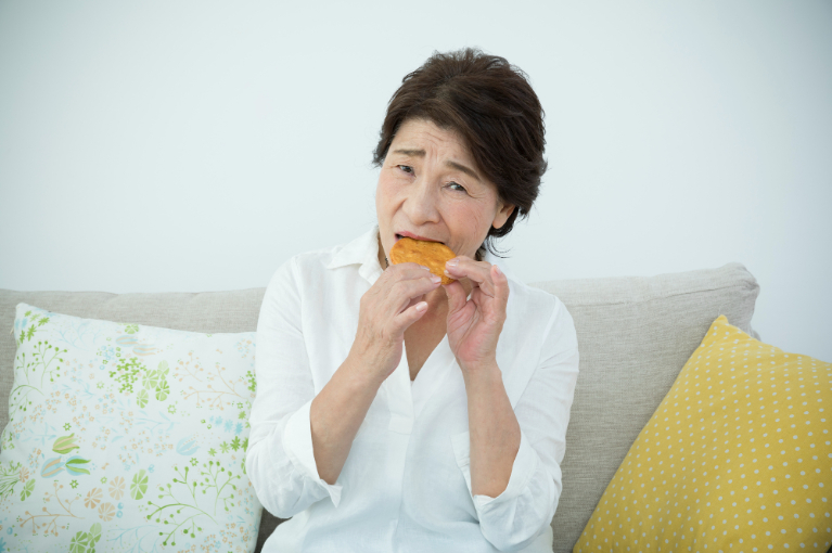 硬い食べ物を避ける